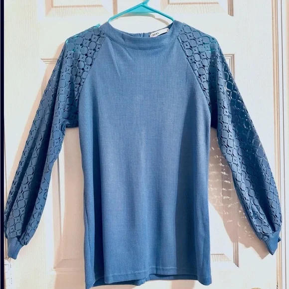 Chic Blue Lace Sleeve Blouse - Picture 3 of 4